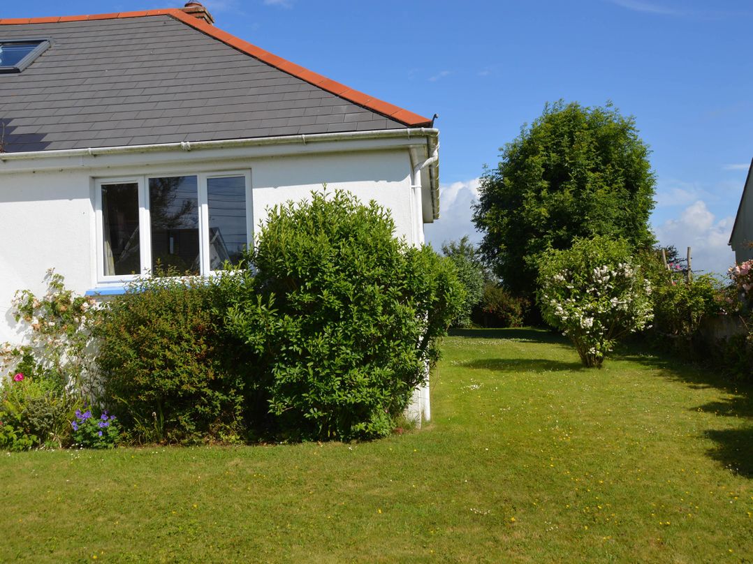 House Sleeps 8 Close to Beach Free parking