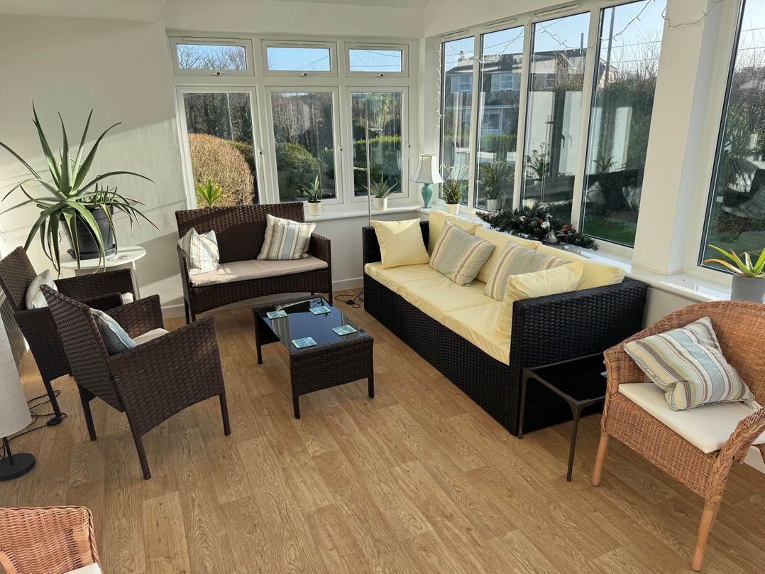 House Sleeps 8 Close to Beach Free parking