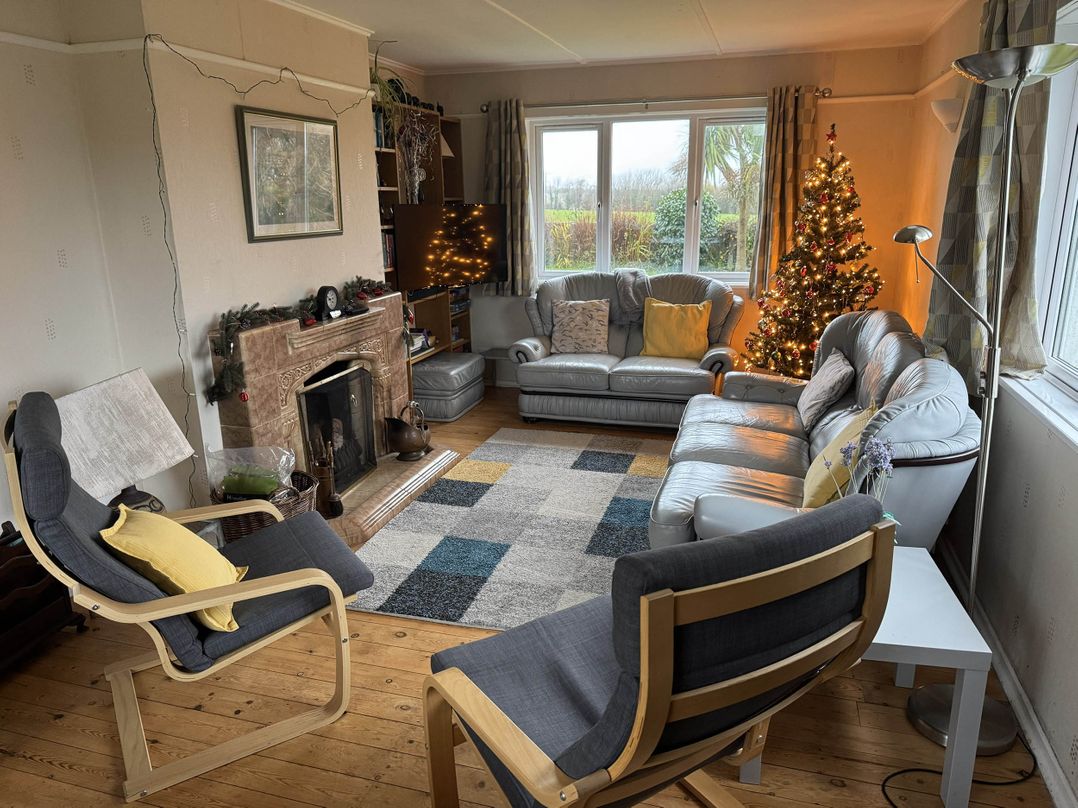 House Sleeps 8 Close to Beach Free parking