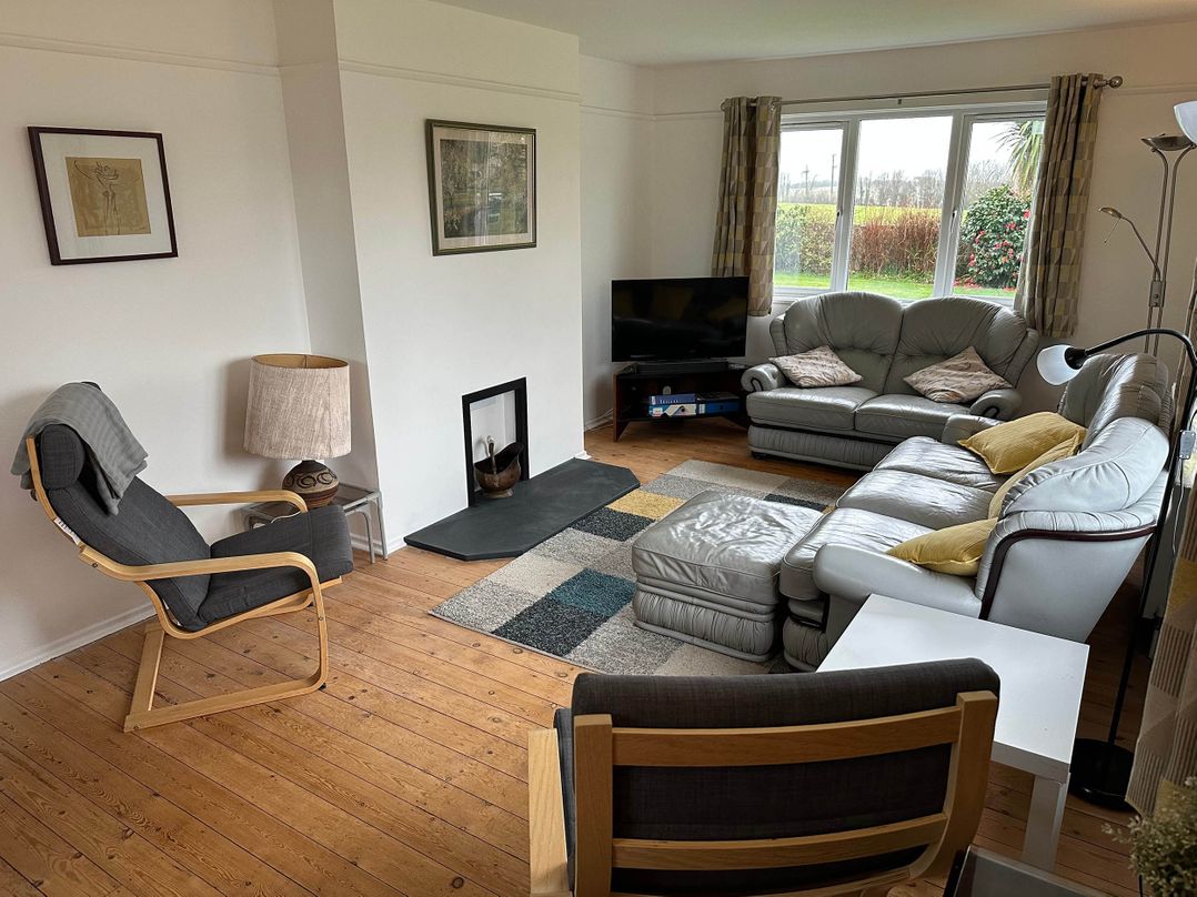 House Sleeps 8 Close to Beach Free parking