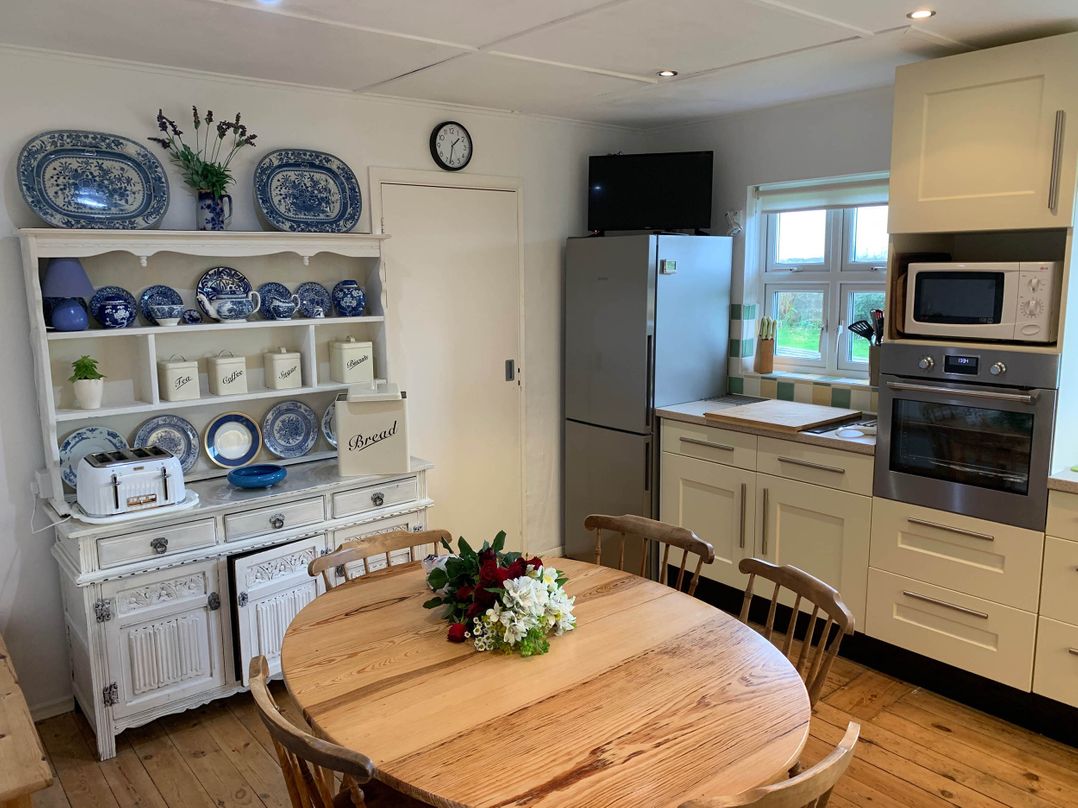 House Sleeps 8 Close to Beach Free parking