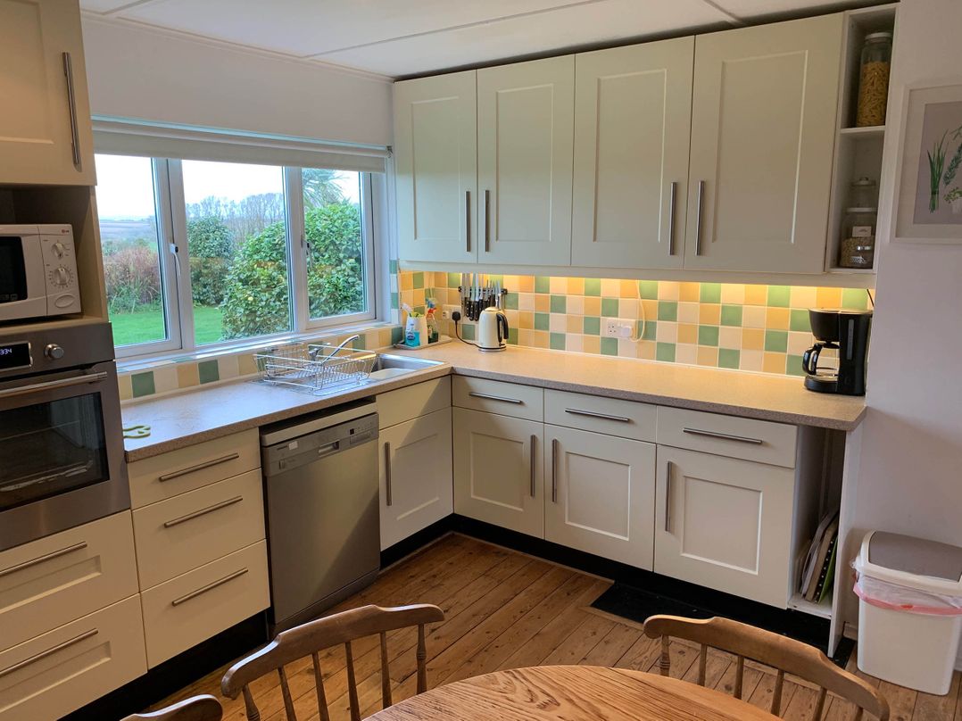 House Sleeps 8 Close to Beach Free parking