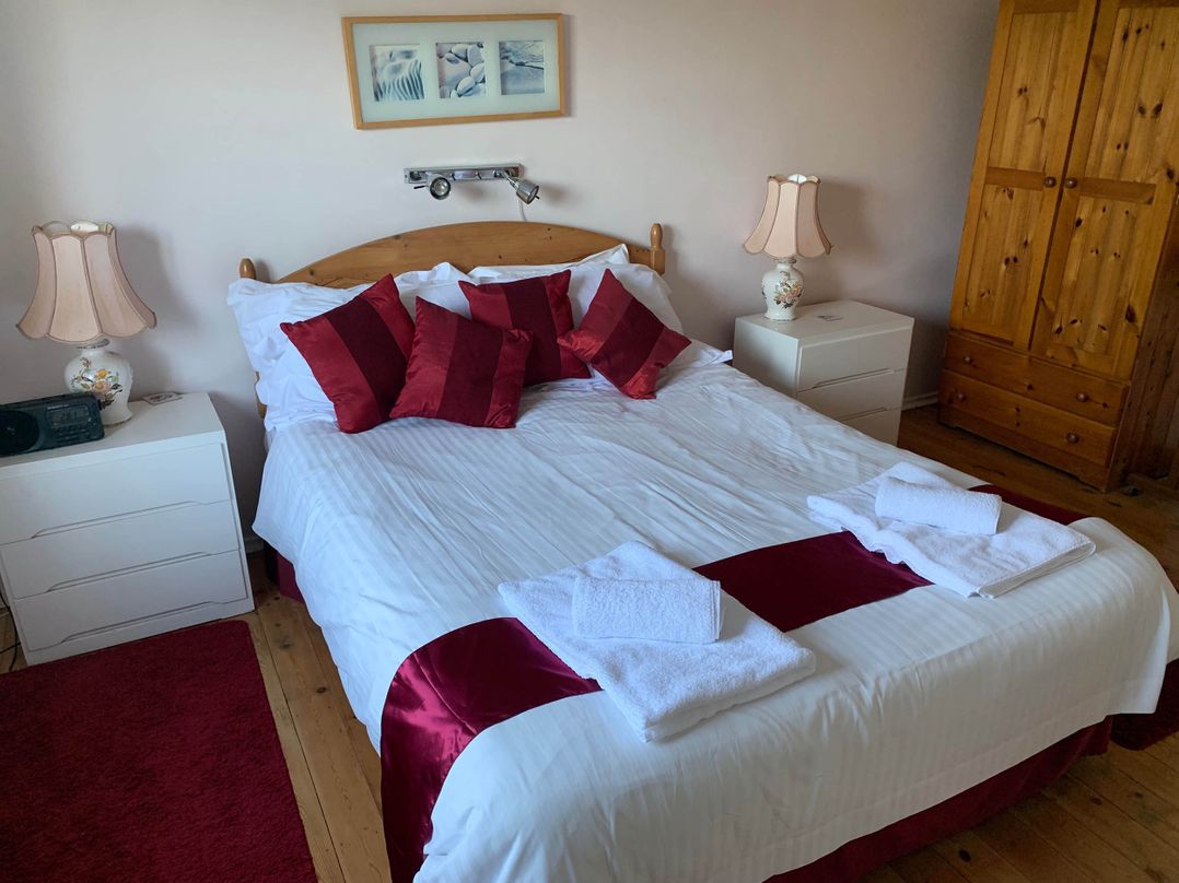 House Sleeps 8 Close to Beach Free parking