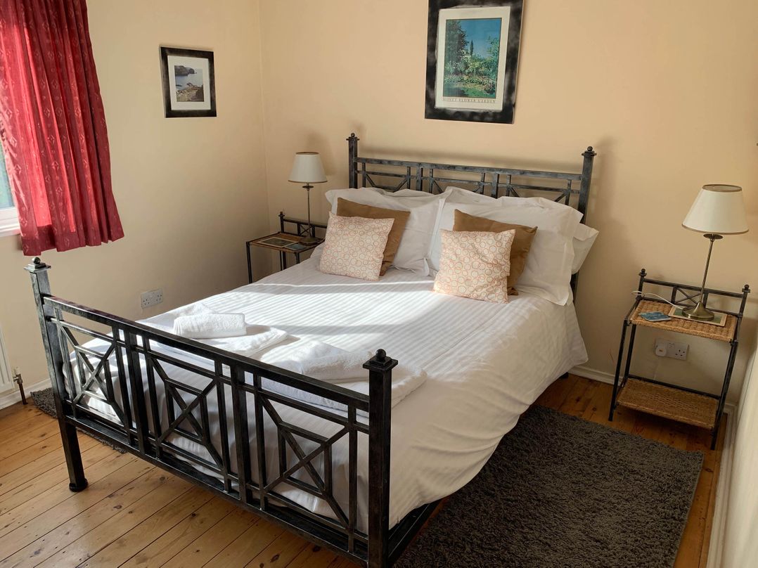 House Sleeps 8 Close to Beach Free parking