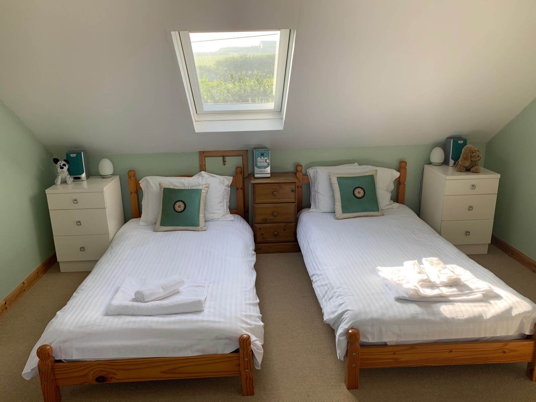 House Sleeps 8 Close to Beach Free parking