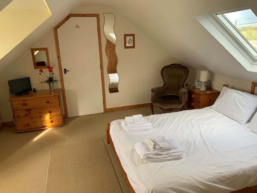 House Sleeps 8 Close to Beach Free parking