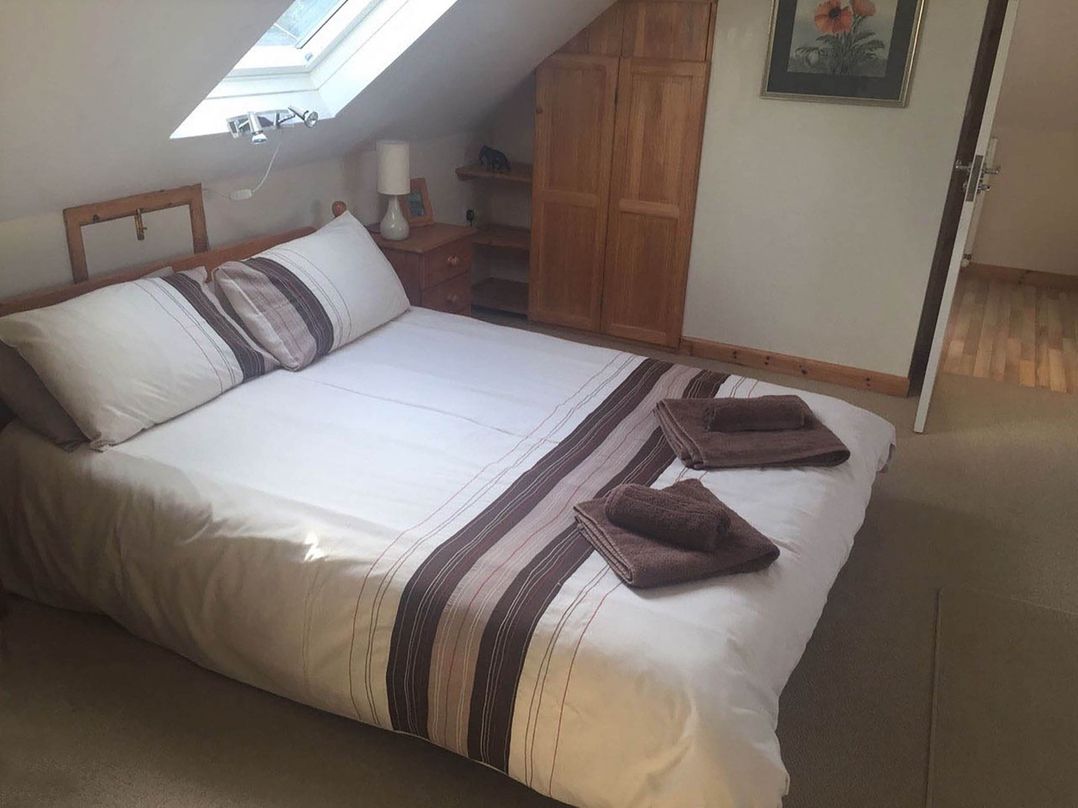 House Sleeps 8 Close to Beach Free parking