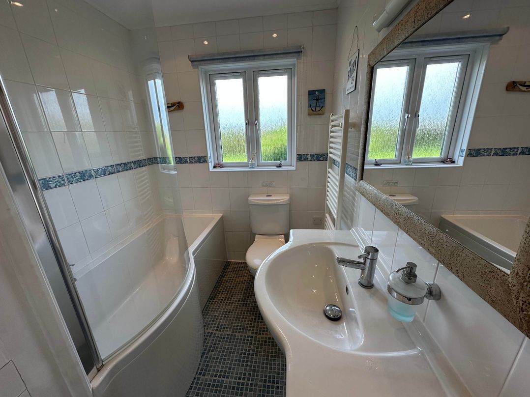 House Sleeps 8 Close to Beach Free parking