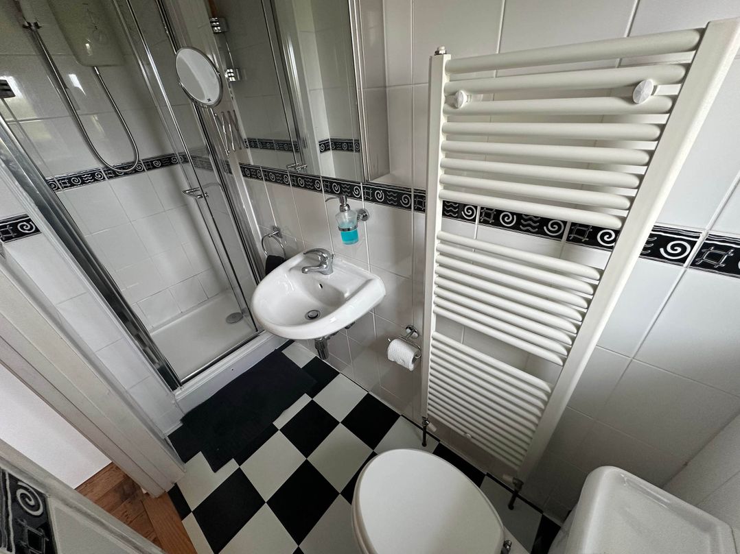 House Sleeps 8 Close to Beach Free parking