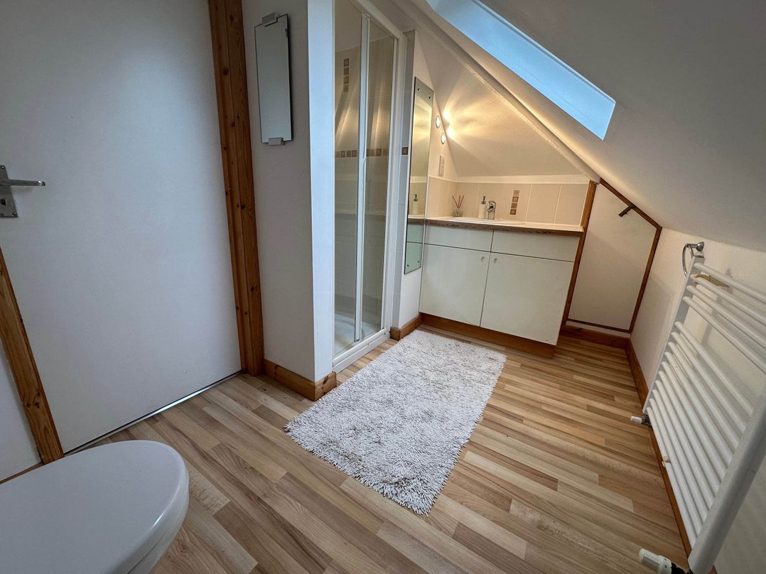 House Sleeps 8 Close to Beach Free parking