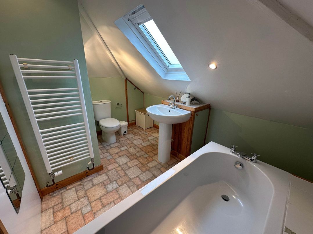 House Sleeps 8 Close to Beach Free parking