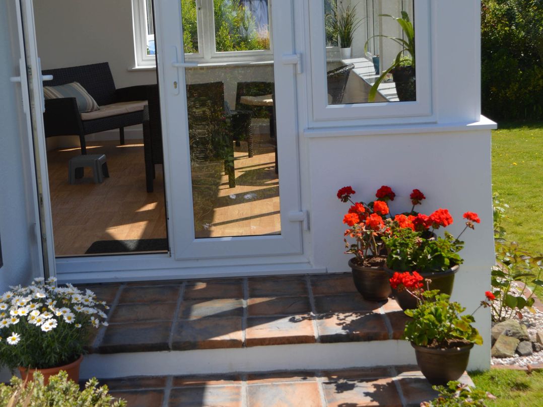 House Sleeps 8 Close to Beach Free parking