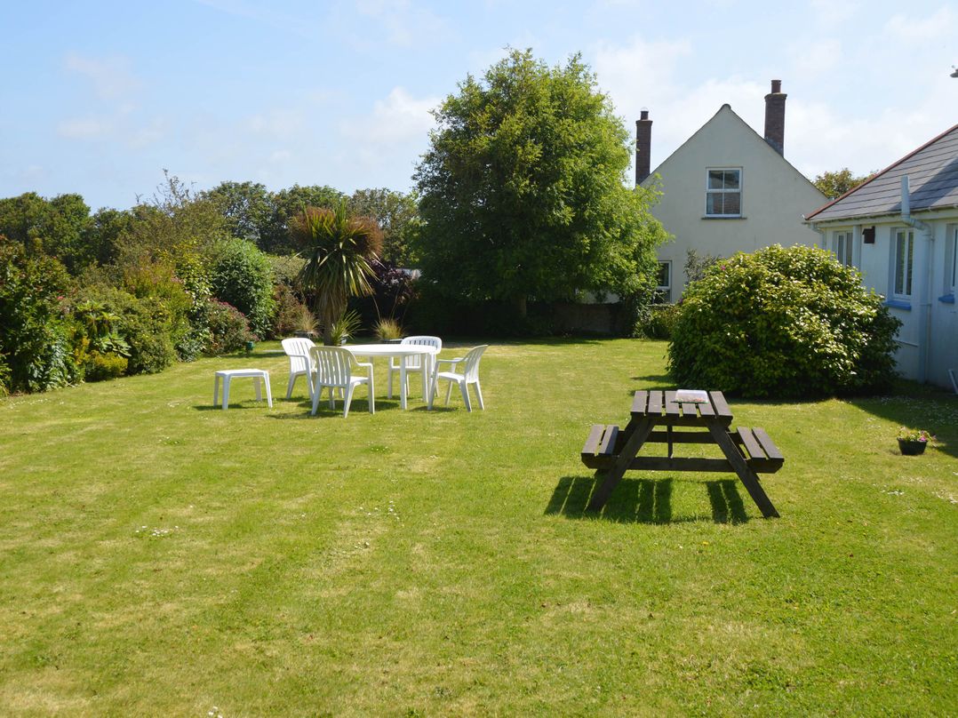 House Sleeps 8 Close to Beach Free parking