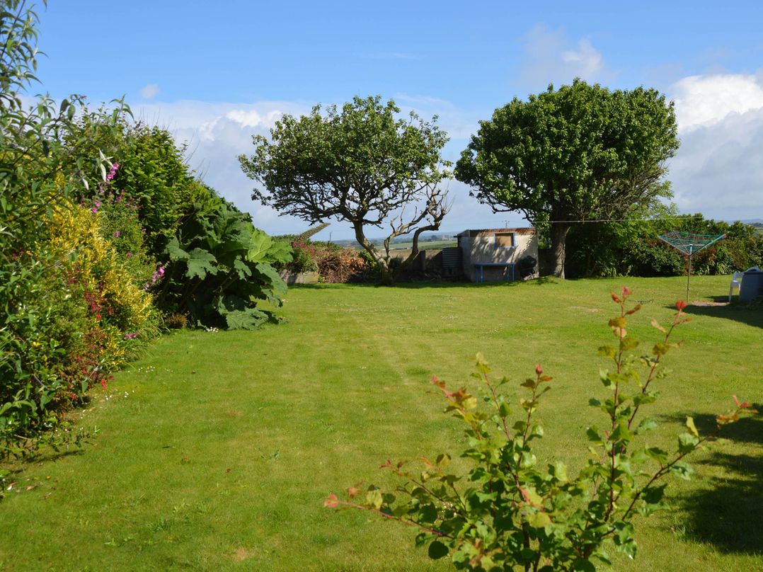 House Sleeps 8 Close to Beach Free parking