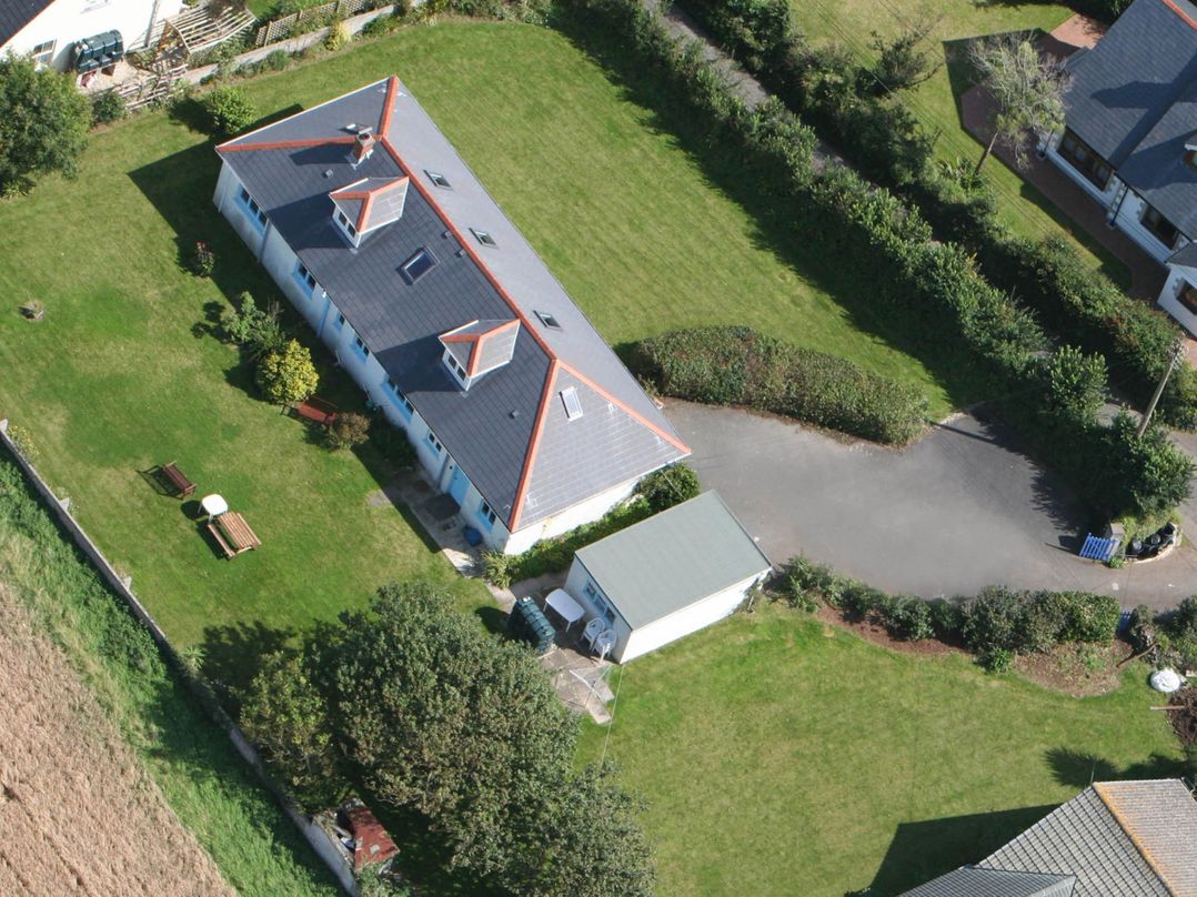 House Sleeps 8 Close to Beach Free parking