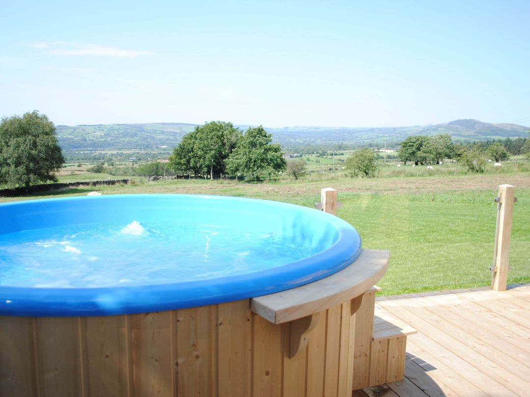 The Lodge at Brambles Farm Sleeps 4  Hot Tub
