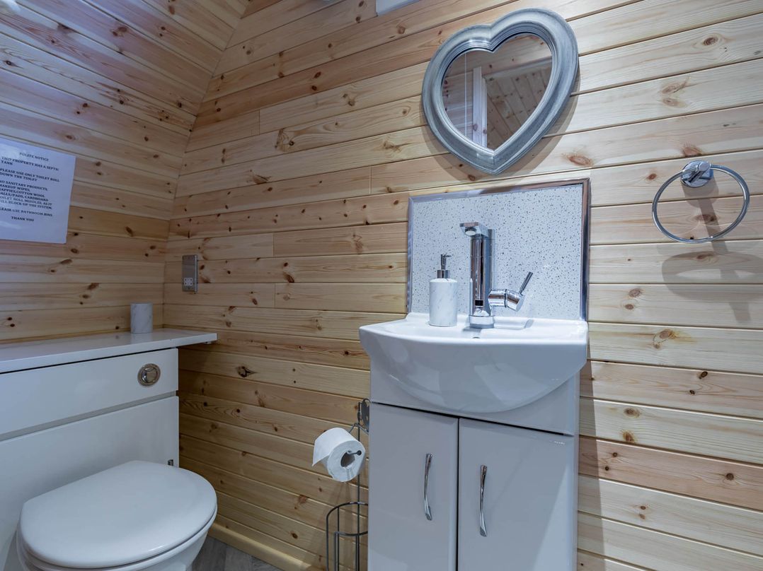 The Lodge at Brambles Farm Sleeps 4  Hot Tub