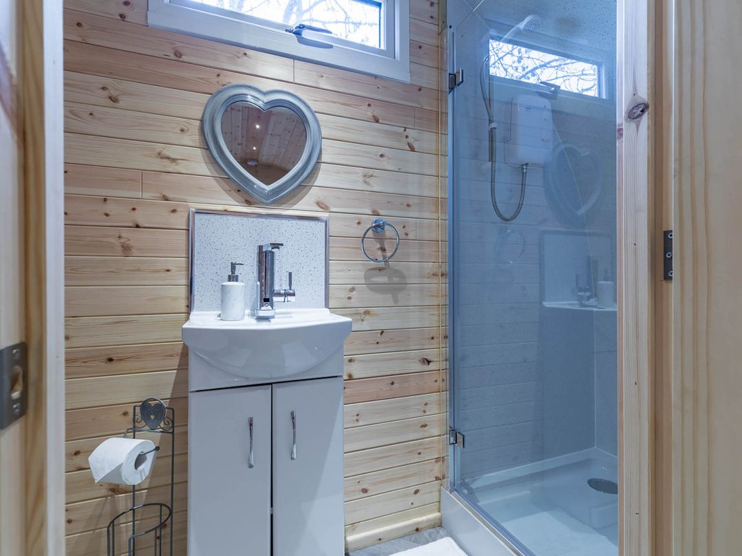 The Lodge at Brambles Farm Sleeps 4  Hot Tub