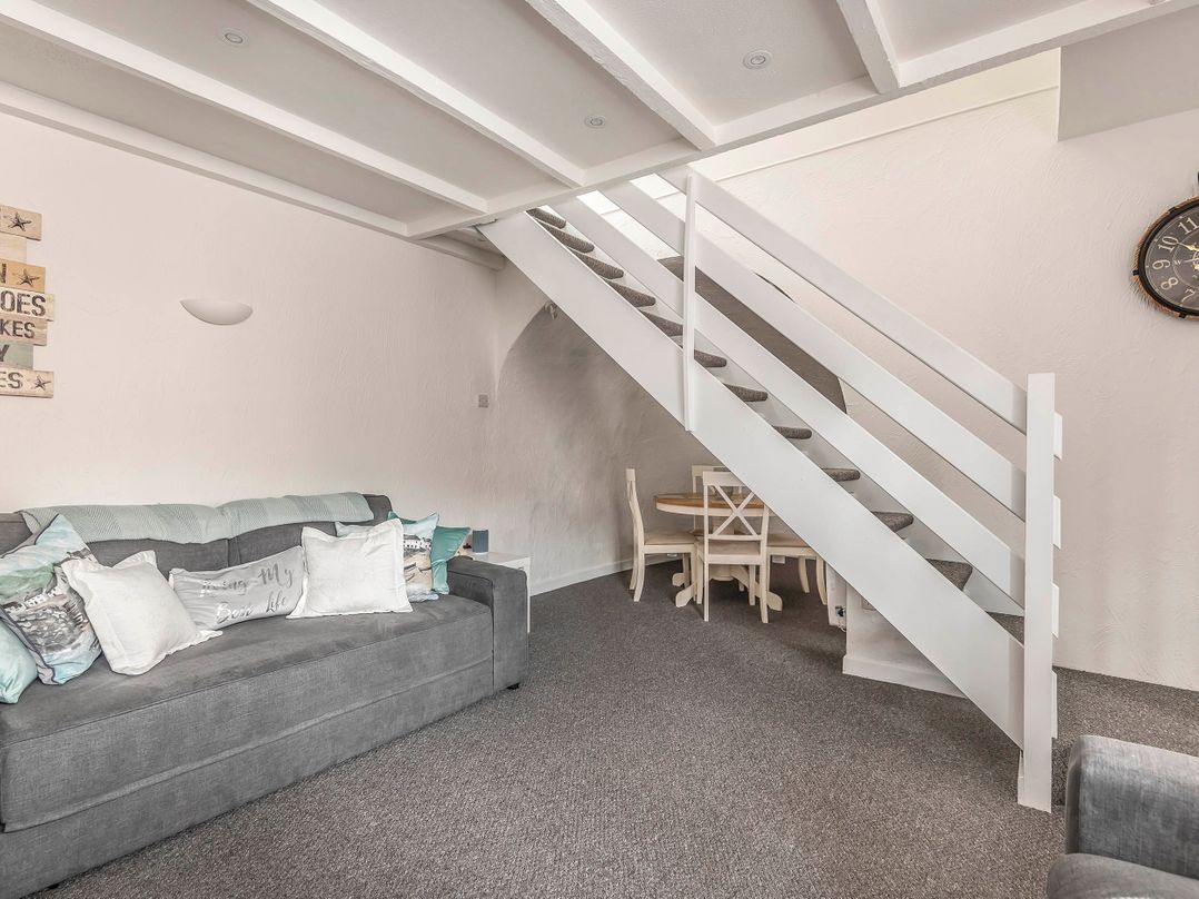 Cottage Sleeps 6 Pet friendly Patio