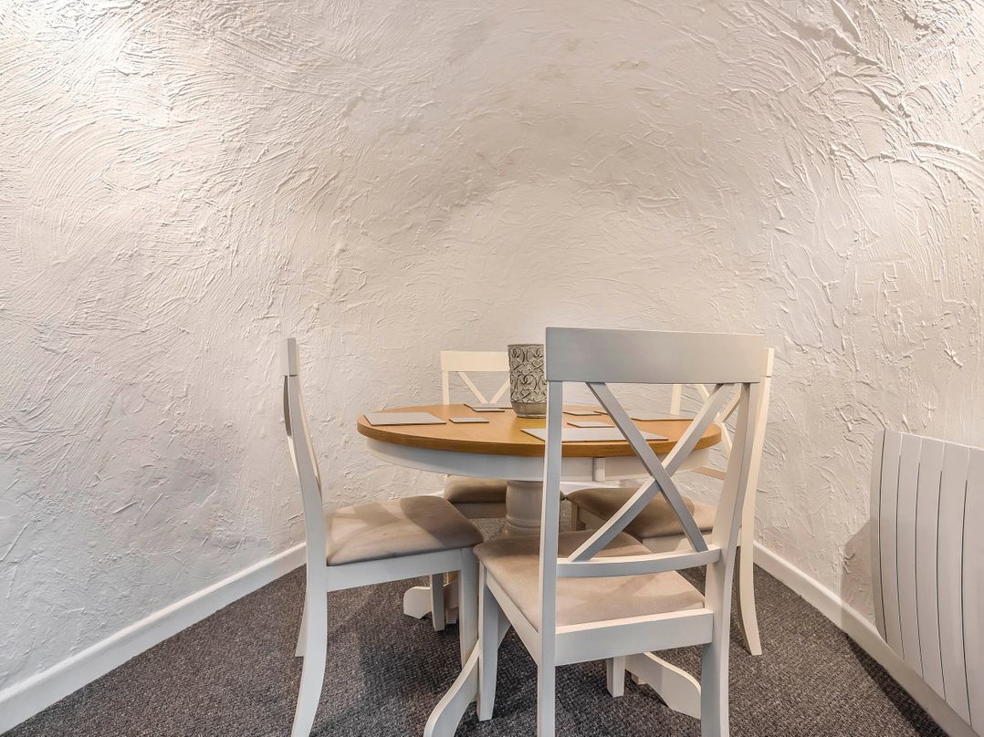 Cottage Sleeps 6 Pet friendly Patio