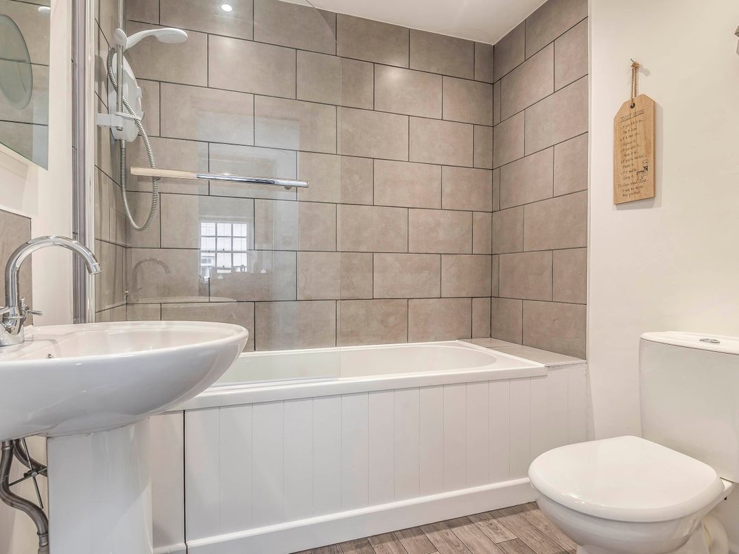 Cottage Sleeps 6 Pet friendly Patio