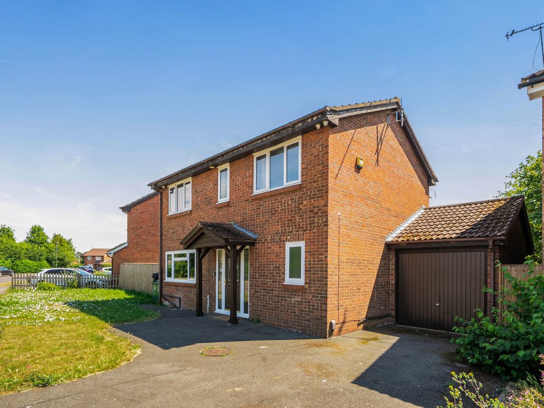 Aylesbury Sleeps 6 Parking Central Location