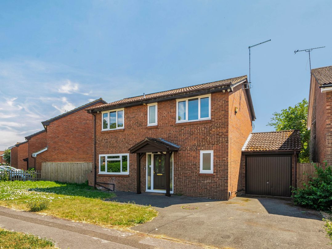 Aylesbury Sleeps 6 Parking Central Location