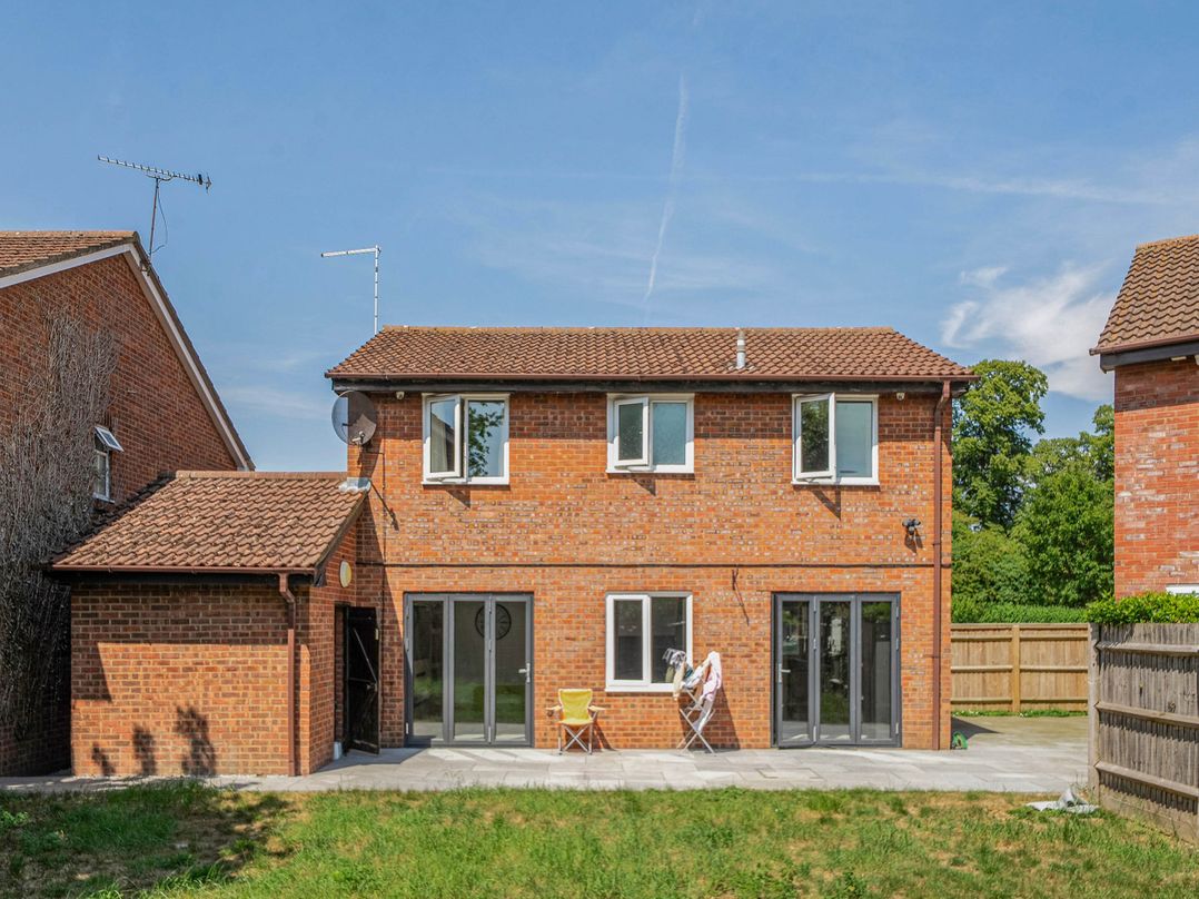 Aylesbury Sleeps 6 Parking Central Location