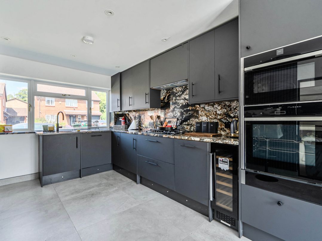 Aylesbury Sleeps 6 Parking Central Location