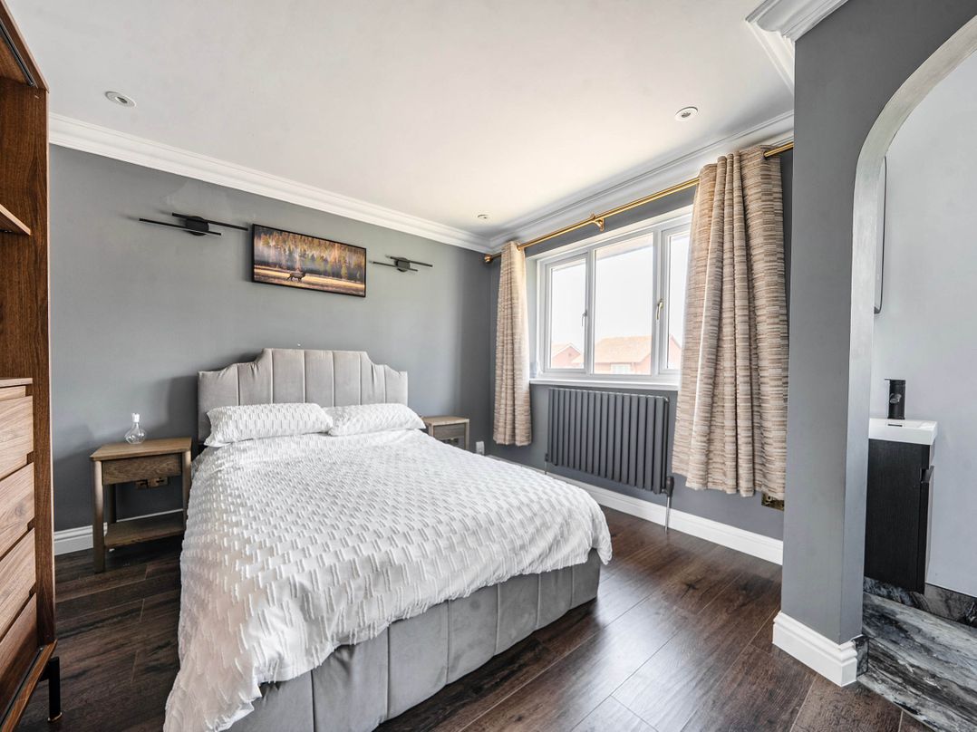 Aylesbury Sleeps 6 Parking Central Location