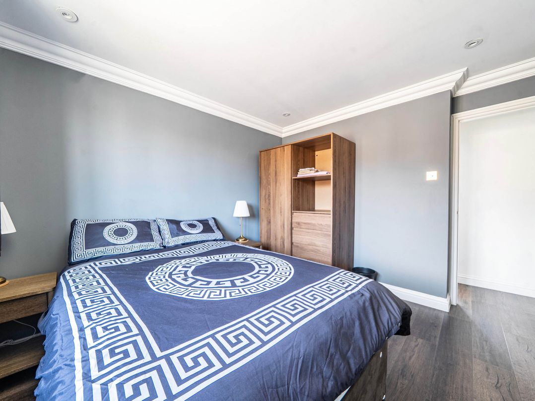Aylesbury Sleeps 6 Parking Central Location