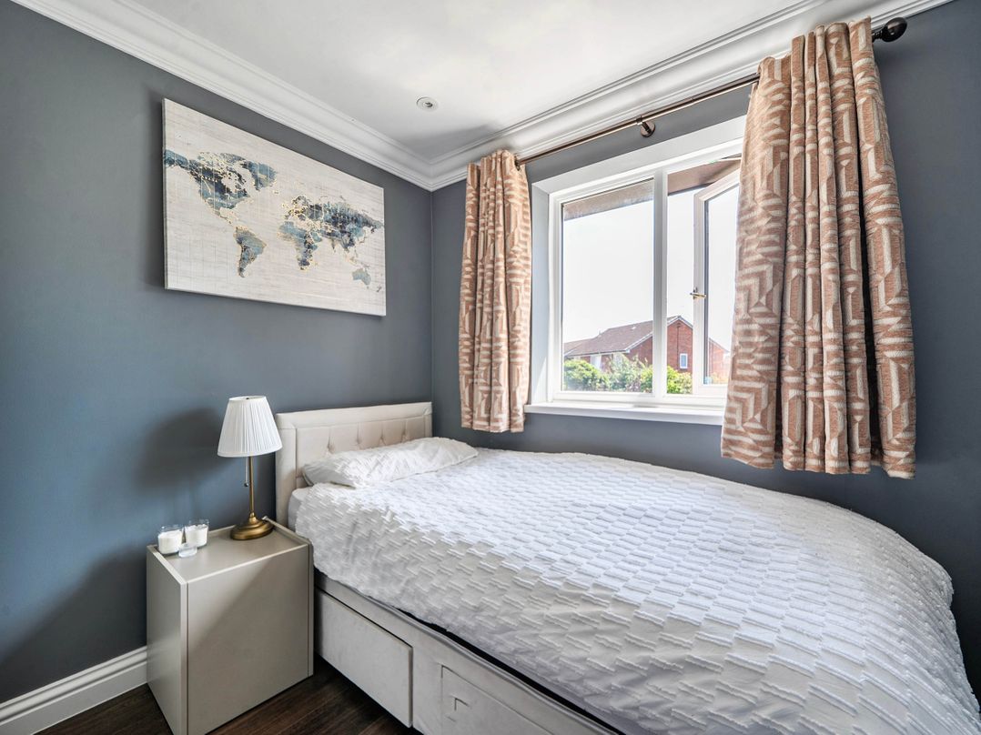Aylesbury Sleeps 6 Parking Central Location