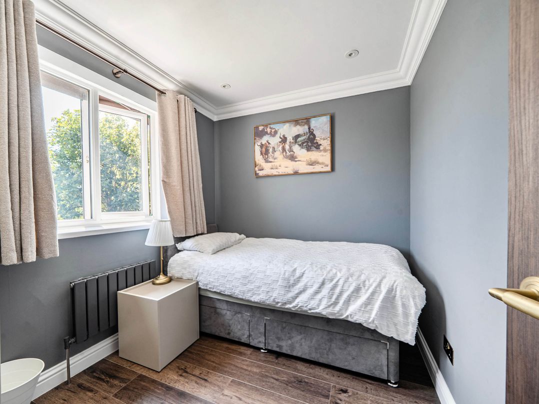 Aylesbury Sleeps 6 Parking Central Location