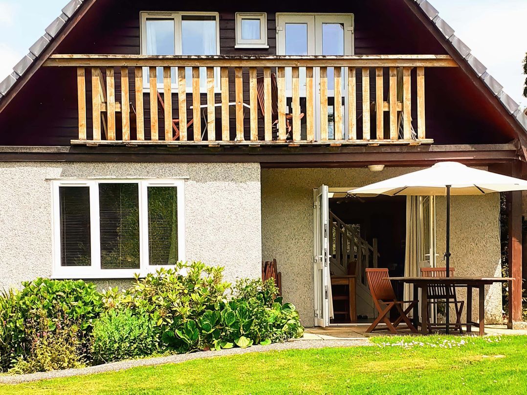 Cosy 3 Bedroom House on Cornish estate with pool