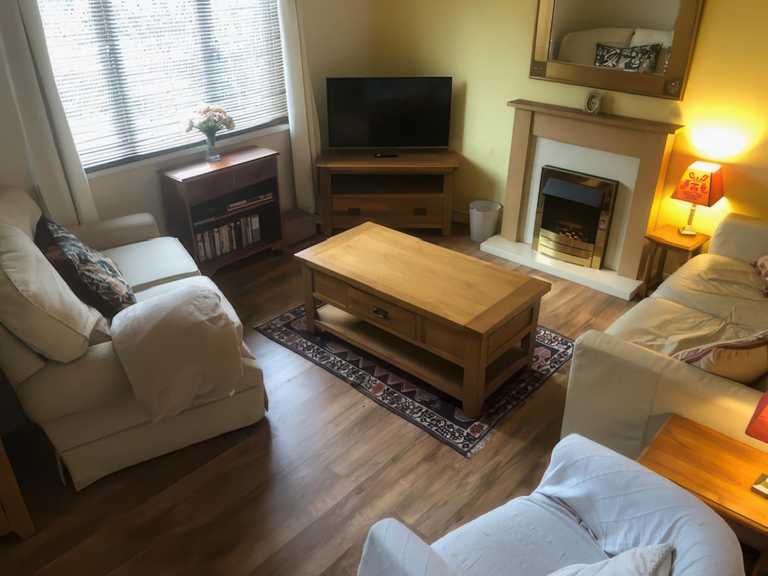 Cosy 3 Bedroom House on Cornish estate with pool
