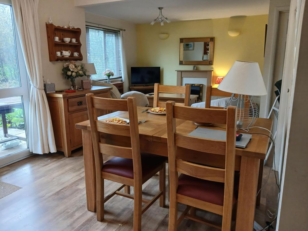 Cosy 3 Bedroom House on Cornish estate with pool