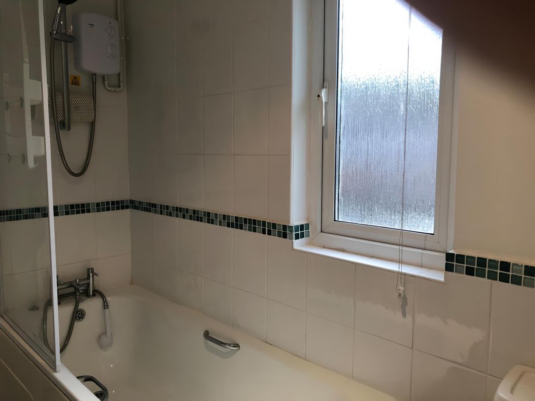 Cosy 3 Bedroom House on Cornish estate with pool
