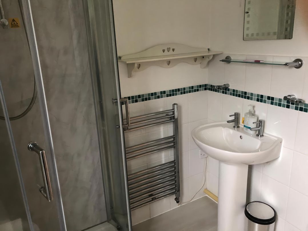 Cosy 3 Bedroom House on Cornish estate with pool