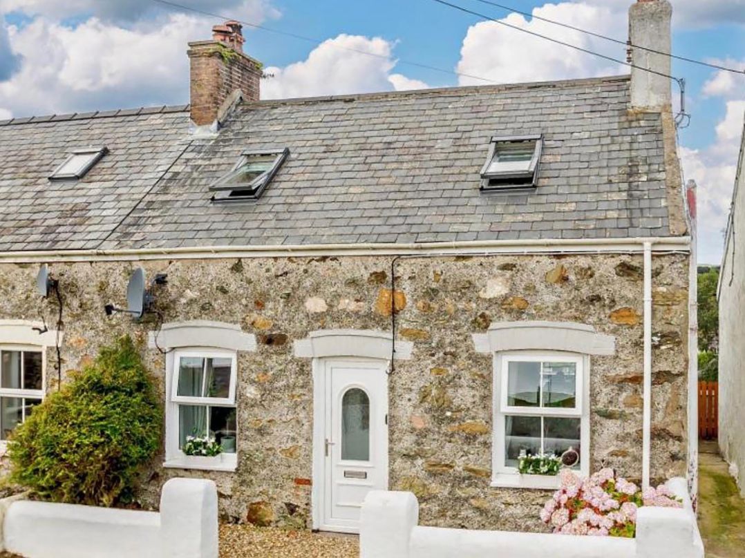 Cottage Sleeps 5 with Parking and Garden