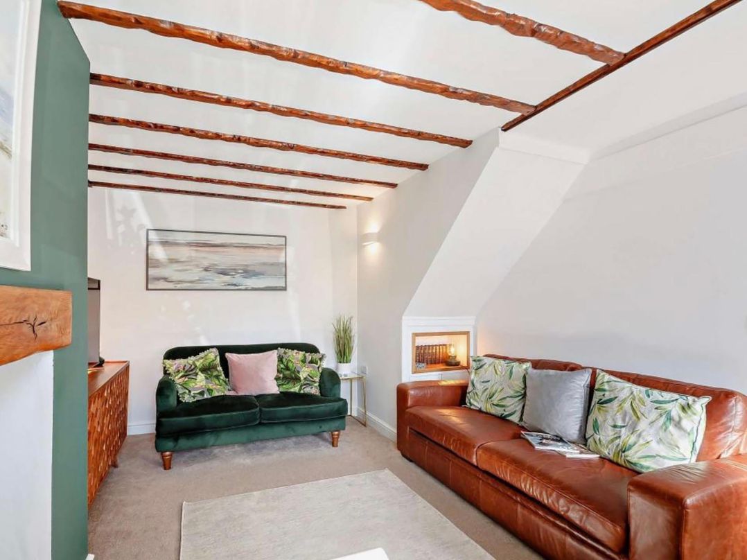 Cottage Sleeps 5 with Parking and Garden