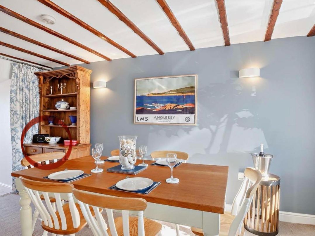Cottage Sleeps 5 with Parking and Garden