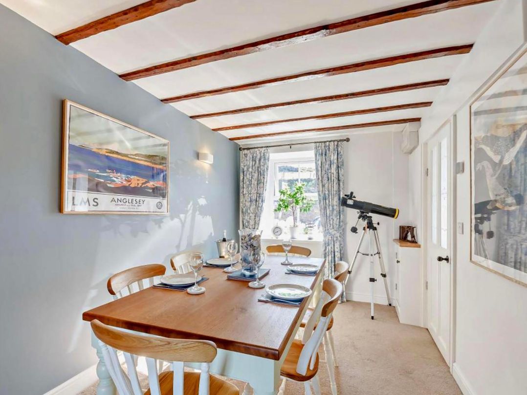 Cottage Sleeps 5 with Parking and Garden