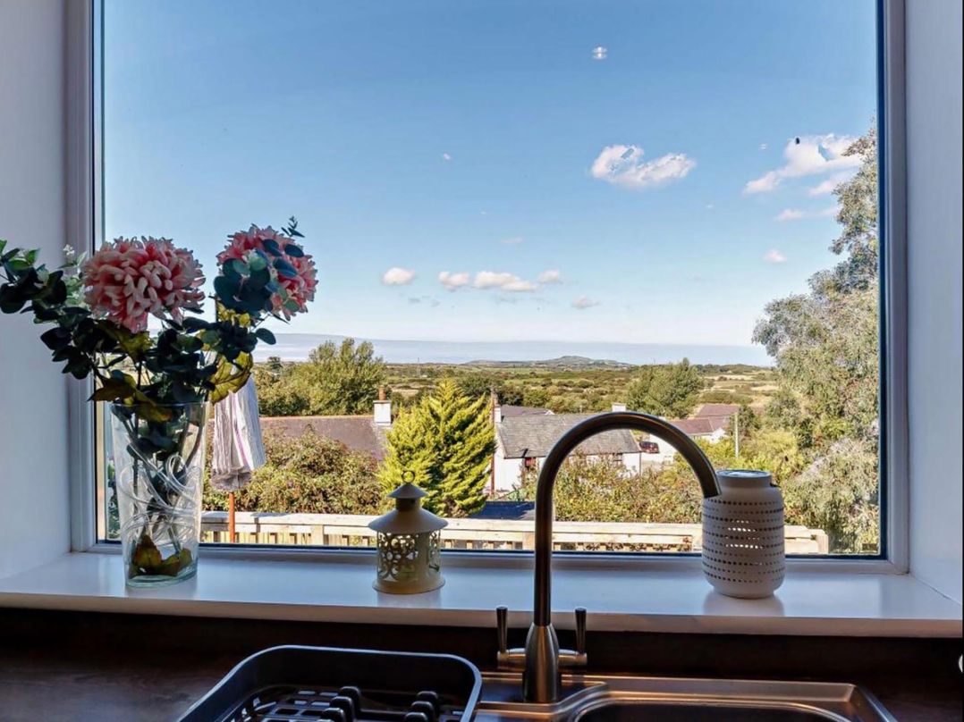 Cottage Sleeps 5 with Parking and Garden