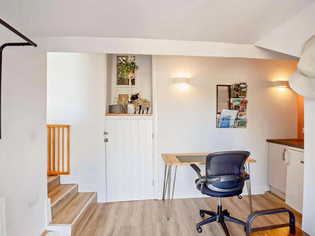 Cottage Sleeps 5 with Parking and Garden