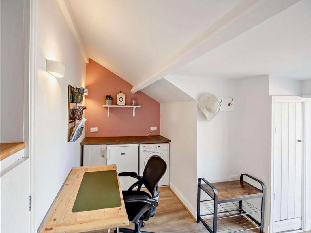 Cottage Sleeps 5 with Parking and Garden