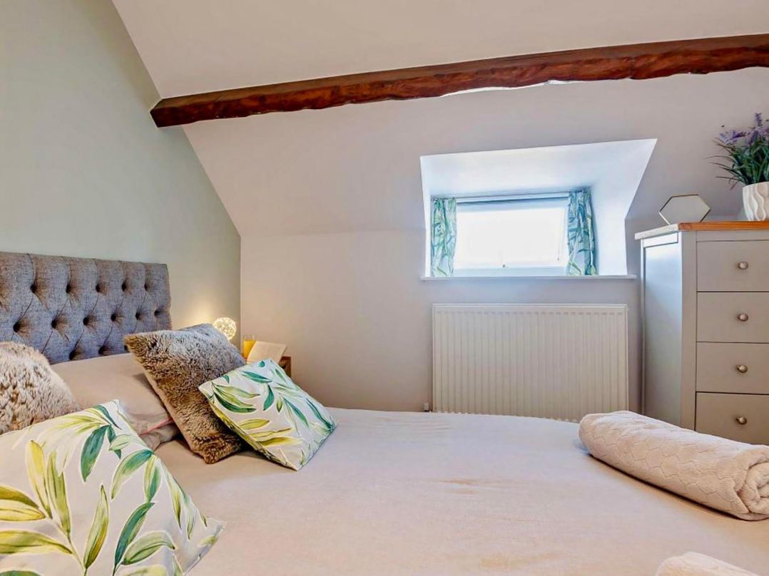 Cottage Sleeps 5 with Parking and Garden