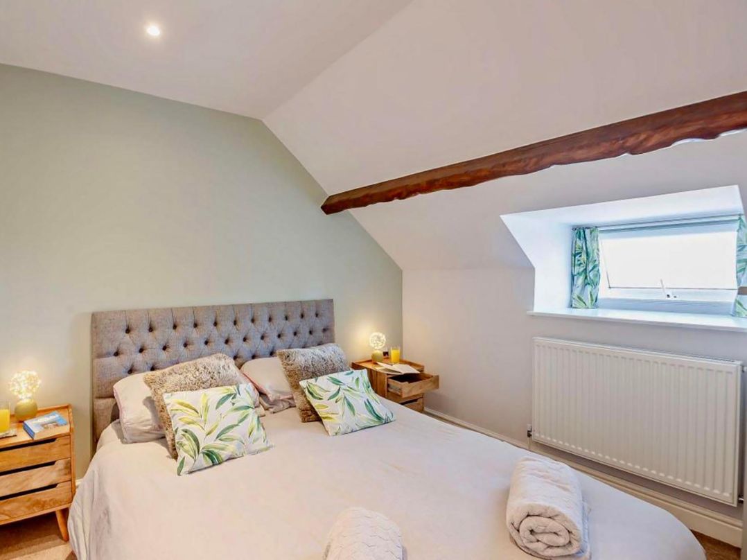 Cottage Sleeps 5 with Parking and Garden