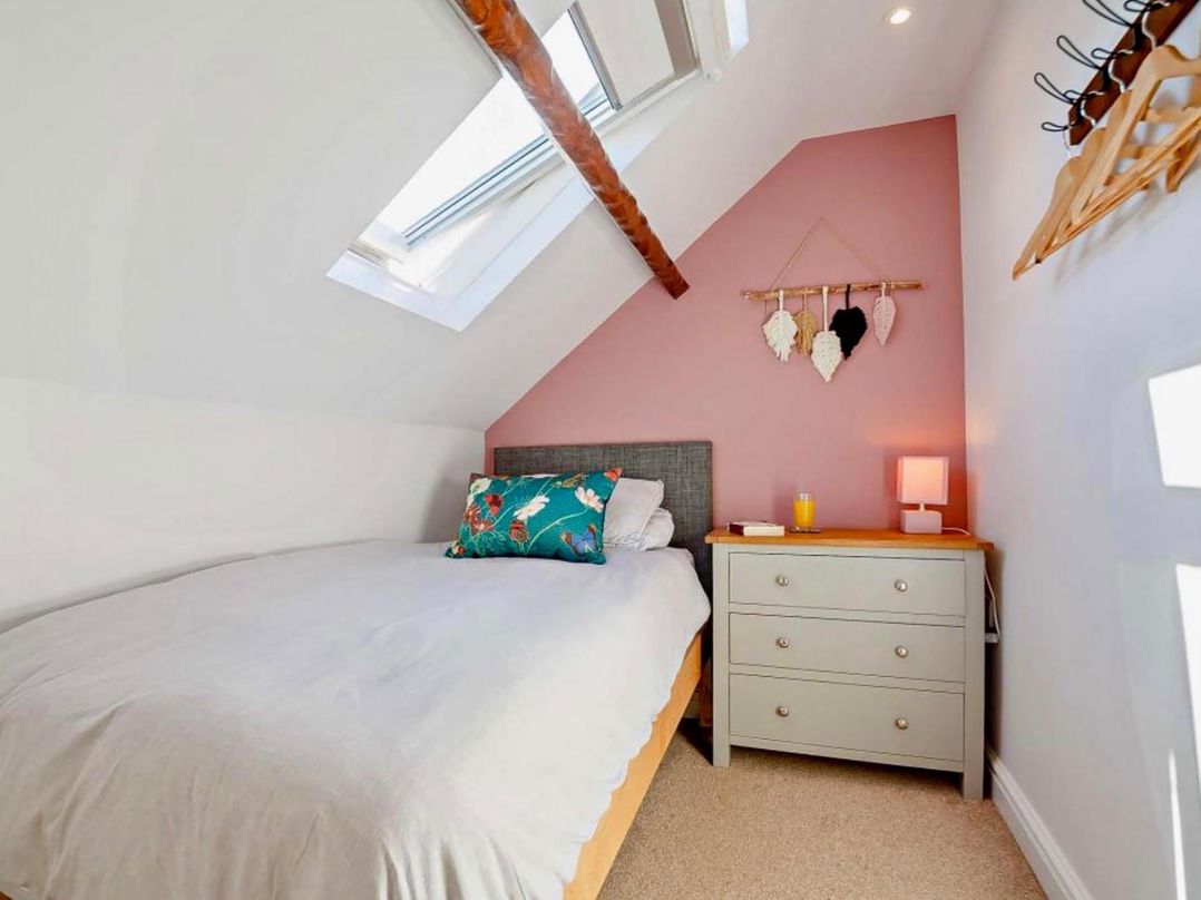 Cottage Sleeps 5 with Parking and Garden