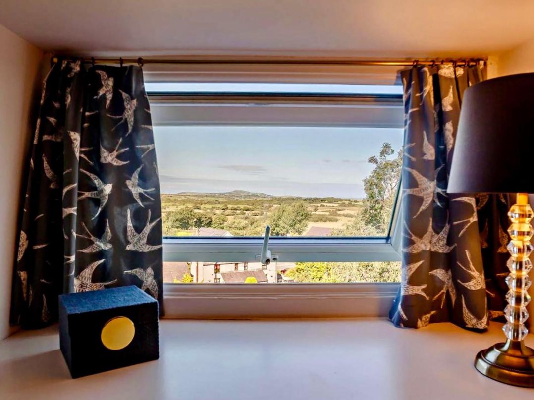 Cottage Sleeps 5 with Parking and Garden