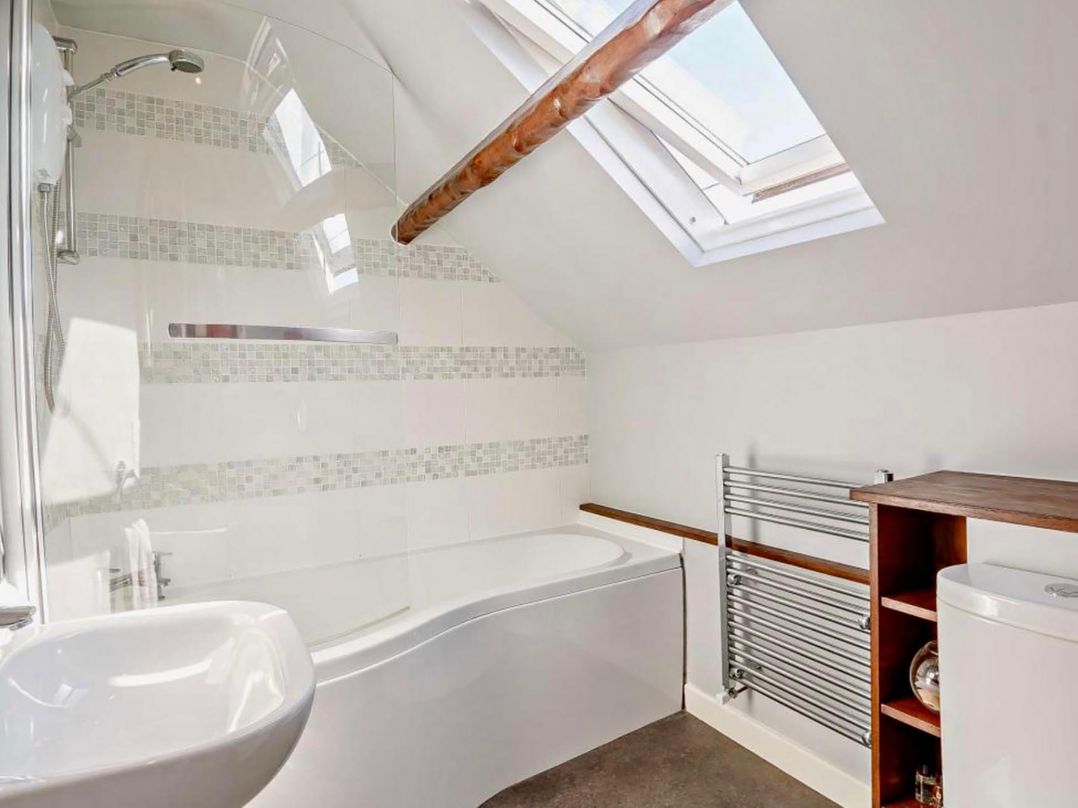 Cottage Sleeps 5 with Parking and Garden